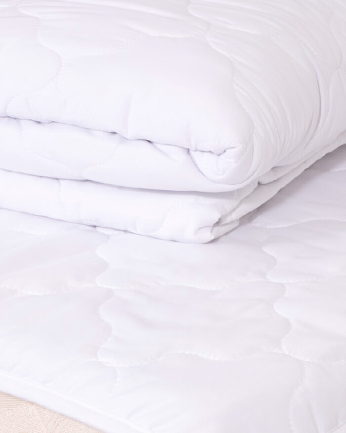 white mattress and mattress protector